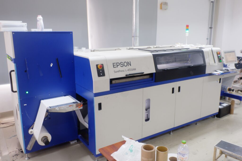 เครื่องพิมพ์ฉลากดิจิตอล Epson SurePress สำหรับงานสติ๊กเกอร์และเลเบลคุณภาพสูงในโรงพิมพ์